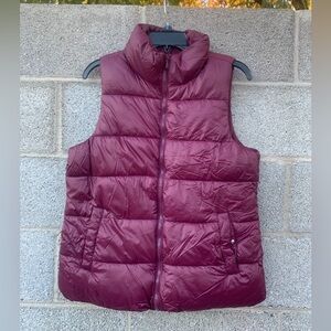 Old Navy Puffer Vest Women’s Sz Medium Maroon Full Zip Snap Pockets Fleece Lined